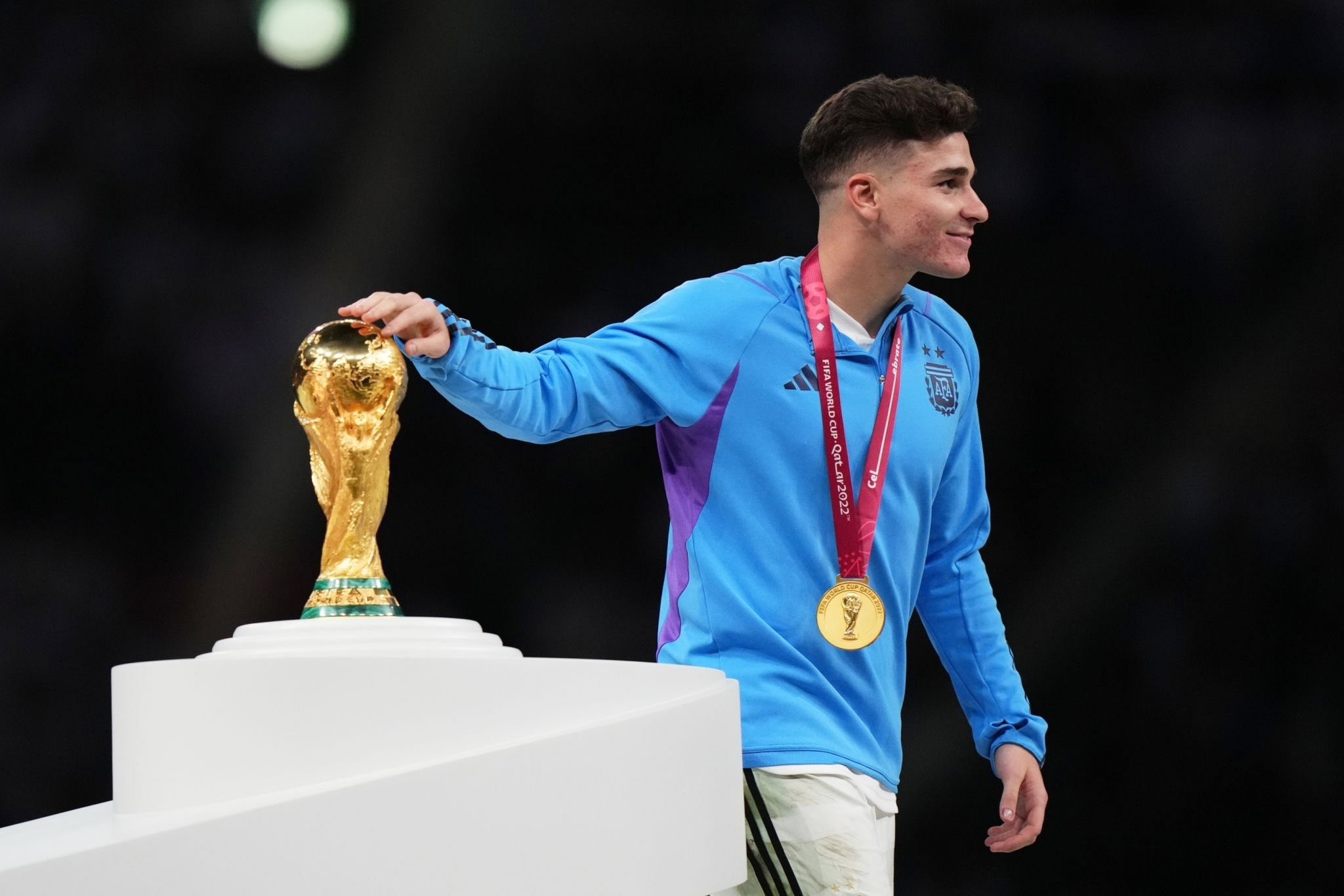 julian levanta la copa del mundo